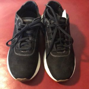 L.L.Bean Size 6 Medium Sneakers